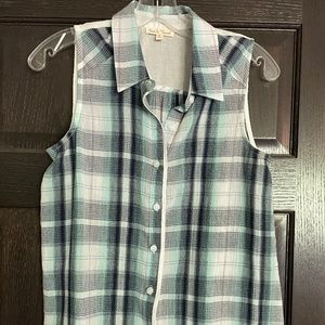 Hem & Thread Sleeveless Button Down Shirt